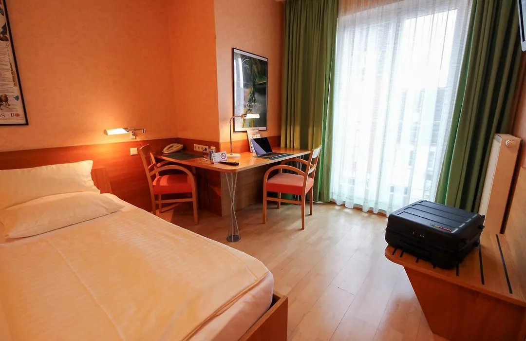An der Persiluhr Stadt-gut-Hotel-1