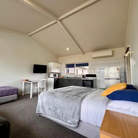 Jack & Di'S Waiteti Lakefront Motel-3