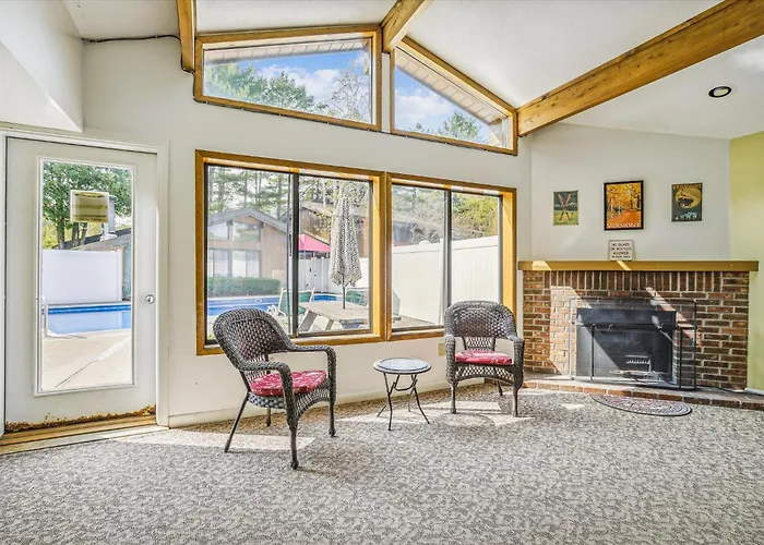 Cedarbrook Deluxe One Bedroom Suite Located On 2Nd Floor With Outdoor Heated Pool 21820