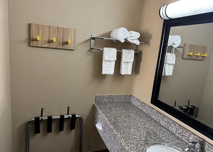 Super 8 By Wyndham Tulsa - Route 66