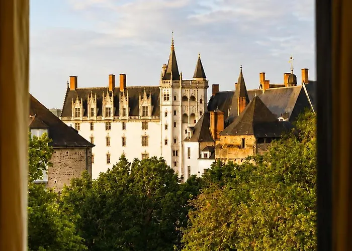 L'Hôtel - Face au Château
