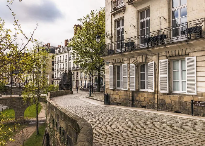 L'Hôtel - Face au Château