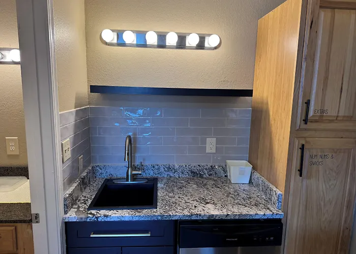 Super 8 By Wyndham Tulsa - Route 66